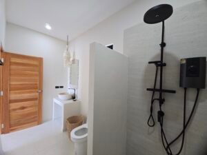 Gros plan sur la colonne de douche noire mat moderne dans une salle de bain de villa a koh Samui