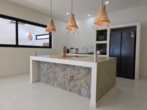Plan de travail et bar de cuisine moderne avec suspensions tresses dans une villa a koh samui