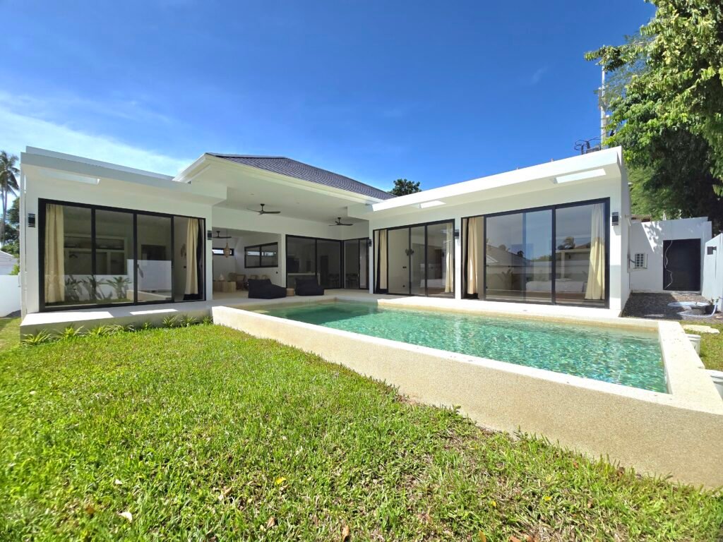 luxury villa with garden, swimming pool and large bay windows