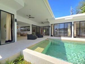 Vue d'angle de la piscine privee et de la terasse couverte villa moderne koh samui