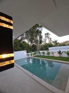 Piscine privee bordee d'un jardin tropical et d'une terrassse couverte dans une villa akoh samui