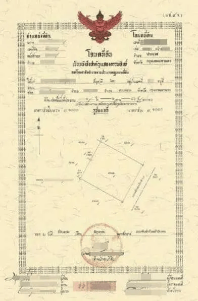 Titre foncier thaïlandais (Chanote) avec un emblème rouge du Garuda en haut, des informations officielles, un plan parcellaire et un sceau officiel en bas